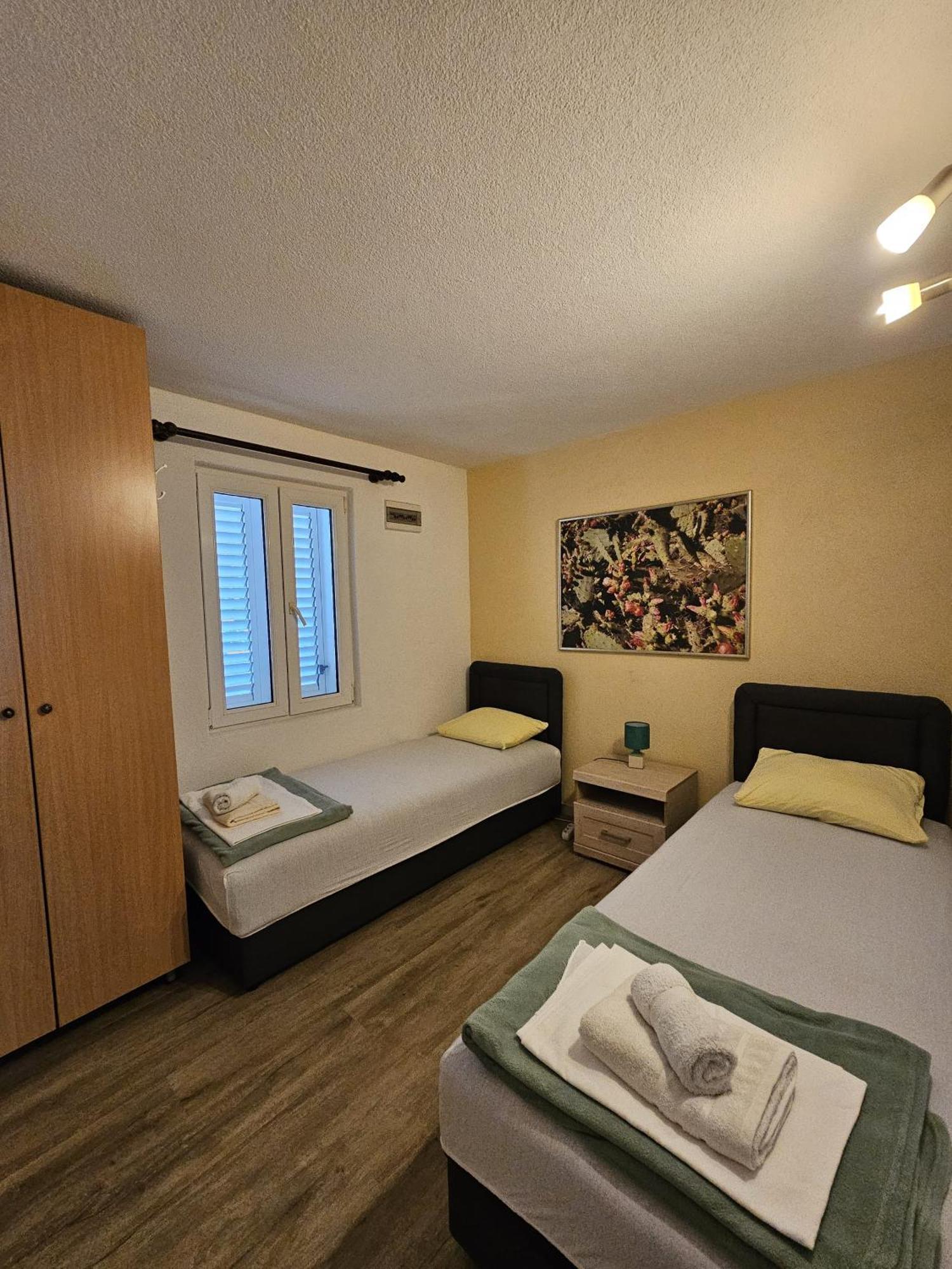 Apartments Vranes Tivat Bagian luar foto