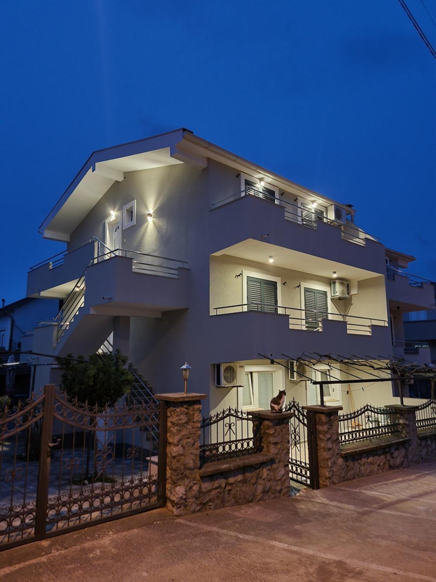 Apartments Vranes Tivat Bagian luar foto